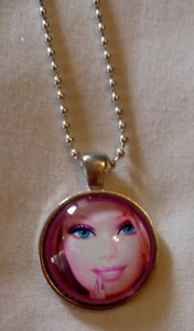 Barbie Halskette mit Anhänger rosa silberfarben Damen Mädchen 18 Zoll kostenloser Versand - Bild 1 von 21