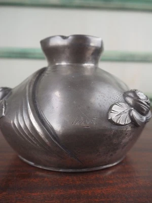 Ancien vase en étain signé Prevot - Photo 1/4
