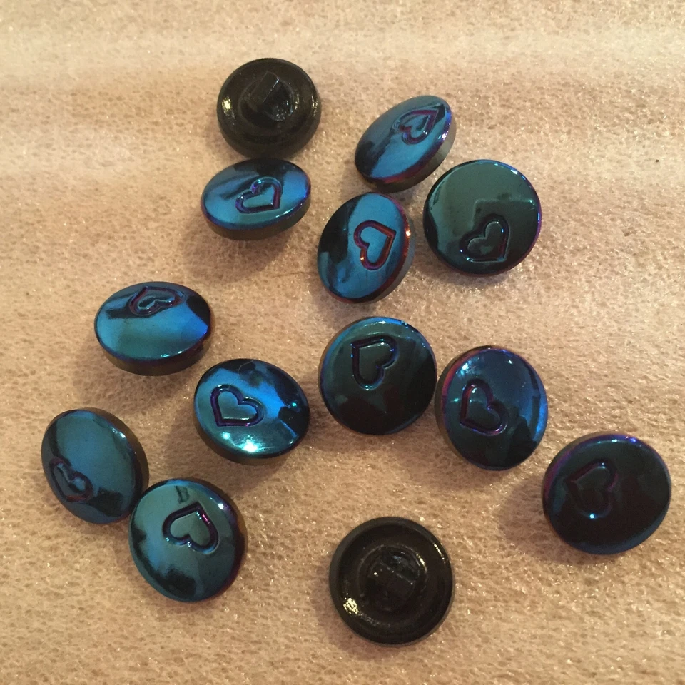 JE11 13mm blue vitrail top with heart design round shank glass buttons (24) - Image 1 of 1