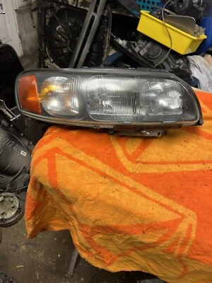 Conjunto de faros halógenos para pasajeros diestro Volvo XC70 V70 2001-2004 89007904 OEM Foto 1 de 4
