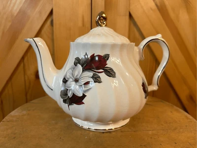 Vtg SADLER 7" Teapot. White Dogwood & Dark Red Roses. Gold Trim. Swirls. (8199) - Image 1 of 4