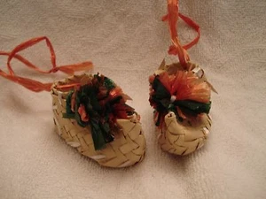 2-Vtg Straw Woven Shoes Christmas Ornaments decorated W Red / Green Straw 2" - Picture 1 of 6