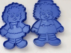 Pair Cookie Cutter Set RAGEDDY ANN & ANDY By Hallmark Bobbs Merrill 4.5" blue - Picture 1 of 5