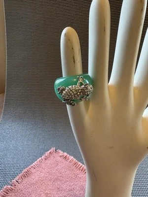 Anillo de plástico verde con estrás rana talla 8,5 Foto 1 de 4