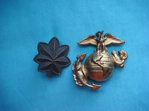GRUPO DE 2 INSIGNIAS DE METAL: RANGO MAYOR DE EE. UU. + CUERPO DE MARINES - Imagen 1 de 2