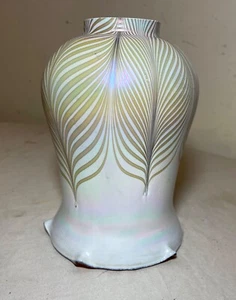 Vidrio de arte de estudio soplado a mano Todd Phillips pluma tirada pantalla de lámpara iridiscente 2 - Imagen 1 de 11