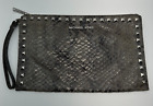 "Portefeuille pochette Michael Kors peau de serpent en relief grand poignet gris clouté 11"x7"