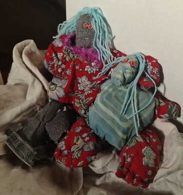 Pareja extraña - Dos muñecas de tela de personajes recicladas únicas hechas a mano por Linandara  Foto 1 de 4