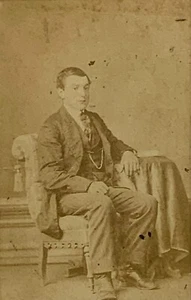 Antique CDV Photograph Well Dressed Man Sitting Pose Thos. Cummings Photographer - Picture 1 of 3