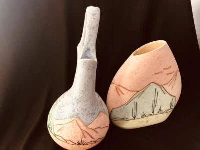 Jarrones vintage de cactus del desierto del suroeste - jarrón delgado ovalado y florero de arcilla de doble brote Foto 1 de 4