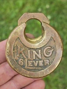 Candado de latón de 6 palancas King de colección antiguo candado para panqueques marcado F 4 * SIN LLAVE * Ver fotos - Imagen 1 de 6