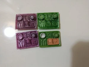 Bandeja de comida miniatura para casa de muñecas lote de 4 de plástico 1 está pintado 1,25 x 0,75" muñeca de juguete - Imagen 1 de 4