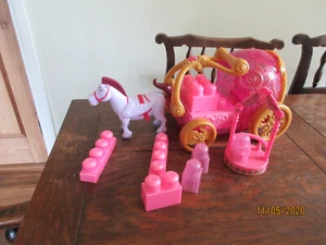 MEGA BLOKS CINDERELLA PUSHALONG ROYAL GLASS CARRIAGE OPEN DOORS ARCH HORSE BRICK - Picture 1 of 9