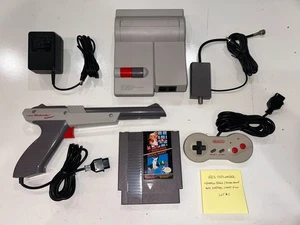 Consola Nintendo NES-101 Top Loader, Controlador Dog Bone, Pistola Zapper y 2 Juegos - Imagen 1 de 12