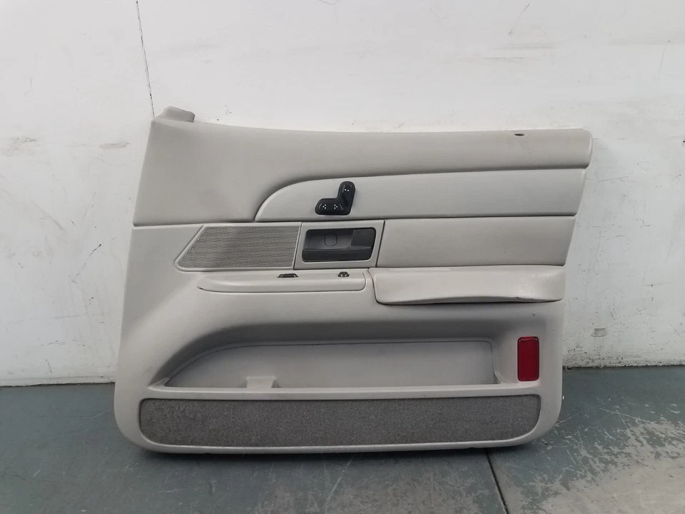 Panel de puerta delantera derecha Grand Marquis/Corwn Vic Victoria 2003 #4659 L3 Foto 1 de 4