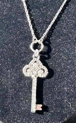 "Collar Guess tono plata forma llave colgante 19"" nuevo con etiquetas" Foto 1 de 4