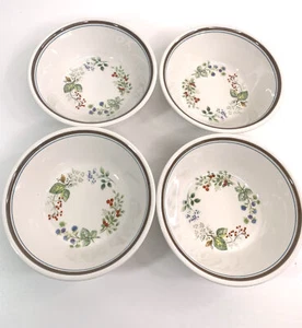 Royal Albert England Set di 4 ciotole per cereali more motivo agrodolce - Foto 1 di 3