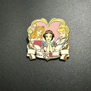 Prendedor Disney 2006 Im a Princess Aurora Cenicienta Blancanieves Bella Durmiente prendedor - Imagen 1 de 4