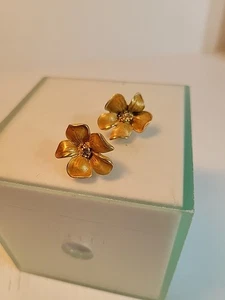 Aretes llamativos OSCAR DE LA RENTA de metal dorado mate con 5 pétalos y flores - Imagen 1 de 6