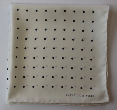 Pañuelo cuadrado de bolsillo Turnbull & Asser Silk. Manchas blancas y azul marino Foto 1 de 2