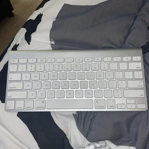 Apple Wireless Bluetooth Keyboard A1314 MC184LL/B - Picture 1 of 2
