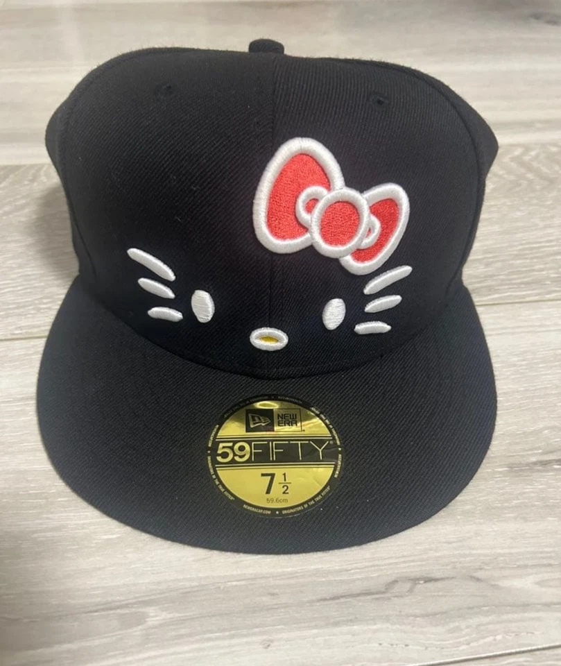 NEW ERA 59FIETY 7 1/2 59,6 cm × Hello kitty colaboración Kawaii Gorra Negra Sombrero Foto 1 de 1
