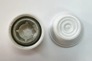 Tuercas de empuje para coche a pedales en blanco, cubierta de plástico (cantidad. 2) - Imagen 1 de 1