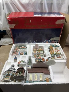 Holiday Expressions Porcellana Illuminata Charles Dickens Villaggio Parte Natale LOTTO - Foto 1 di 17