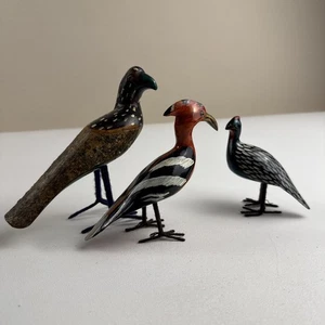 Vintage 3 primative Kenia Folk handgefertigte und bemalte Holz Vögel mit Drahtbeinen - Bild 1 von 24