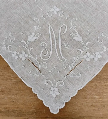 Pañuelo bordado gris lino blanco monograma en muy buen estado N Foto 1 de 3