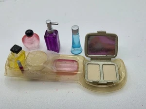 Miniature Barbie Doll Make Up Purfume Compact Skin Cream Lipstick Early 2000's - Bild 1 von 9