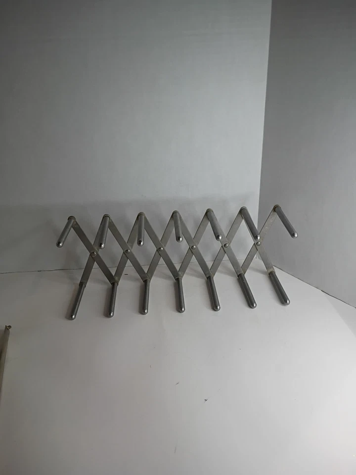 De colección Grande Metal Industrial 14 Clavijas Acordeán Expandible Taza de Café Taza Sombrero Estante Foto 1 de 4