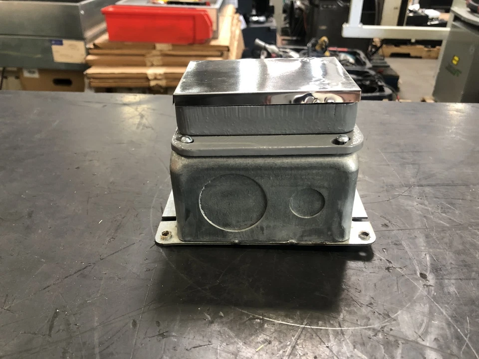 SURPLUS NUEVO Hubbell 6256 Caja de piso de concreto de una sola banda - Cajas de distribución Foto 1 de 4