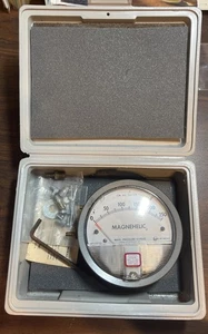 Dwyer 2000-250C MAGNEHELIC Pressure Gauge (0-250 CM Of Water Max 15 PSIG) w/Case - Picture 1 of 8