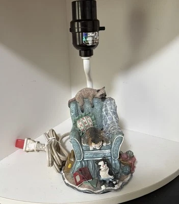 Lámpara de mesa vintage para gatos descansando en sillón probada Foto 1 de 4