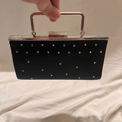 Cartera Liz Claiborne negra satinada con joyas con correa para el hombro bandolera Foto 1 de 4