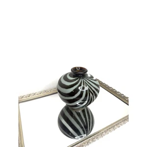 Jarrón decorativo vintage de cerámica con estampado de cebra en negro y un verde muy suave - Imagen 1 de 10