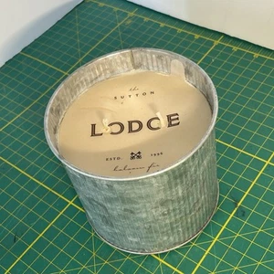 The SUTTON LODGE Balsam Tanne 28,1 oz Kerze Aluminium Dose #LOD4011 DW Home - Bild 1 von 7