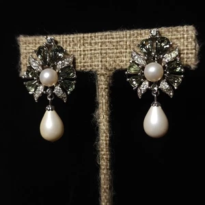 Vintage Krone Trifari Clip auf Ohrringe grün Träne Strass Kunstperle 1,5" - Bild 1 von 12