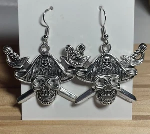 Pendientes de Gancho Colgantes HECHOS A MANO Plateados Pirate Jolly Roger - Noche Pirata - Imagen 1 de 1
