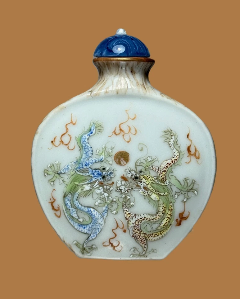 FAMILLE ROSE, Garrafa de Rapé de Porcelana Esmaltada, Marca Qianlong, 1780-1799 - Imagem 1 de 4