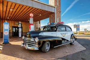 Fotomural VLIES-TANKSTELLE-(3414S)-Coche de policía vintage Ruta 66 nostalgia retro - Imagen 1 de 1