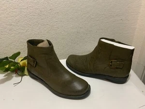 Clarks Mujer Nikki Star Verde Oliva Botín Cuero Arrugado Botín Talla 8 W - Imagen 1 de 13