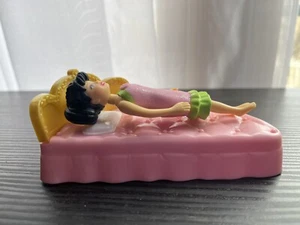 Vintage Polly Pocket mit Gummikleid und rosa Bettcouch - Bild 1 von 3