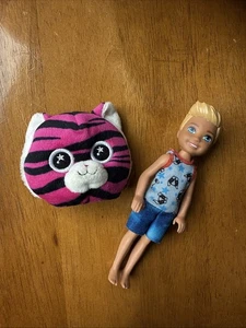 Barbie Chelsea's Friend Carl Doll 2016 5,5" DJW33 M181 pelo rubio pecas e2 - Imagen 1 de 7