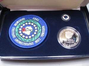Conjunto conmemorativo de la aplicación de la ley nacional 1997 moneda, parche, prendedor con caja/certificado de autenticidad. #30 - Imagen 1 de 6