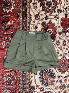 Elizabeth and James olivgrüne plissierte Shorts mit Bündchen Größe 6/28 modern Minimalis - Bild 1 von 7