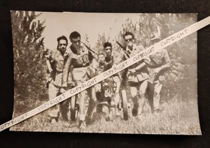 FOTO PARTIGIANI ARMATI NEL BOSCO GUERRA DI LIBERAZIONE RESISTENZA - Foto 1 di 2