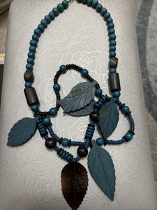 Vintage handgefertigte blaue Perlen Halskette mit Holzblättern tropisch 15" - Bild 1 von 3