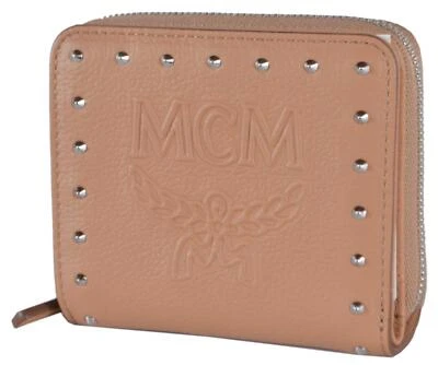 Nuevo MCM Galleta Beige Cuero Tachonado Visetos Logo Pequeña Cremallera Alrededor Cartera Foto 1 de 4